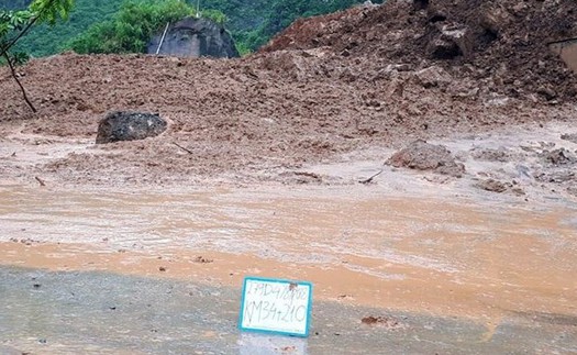 Sơn La: Sụt ta luy dương, hơn 15.000m3 đất đá đổ xuống trôi lấp mặt đường