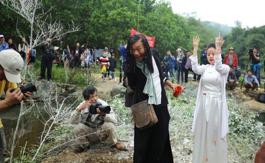 Chùm ảnh: Hàng vạn người đến thung lũng Gầm Trời xem 'Đáo Xuân Chín'