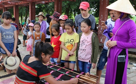 Độc đáo 'Ngày hè của em' tại làng văn hóa Việt Nam