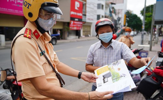 Cảnh sát giao thông bắt đối tượng sử dụng giấy tờ Quân đội giả để qua chốt kiểm soát