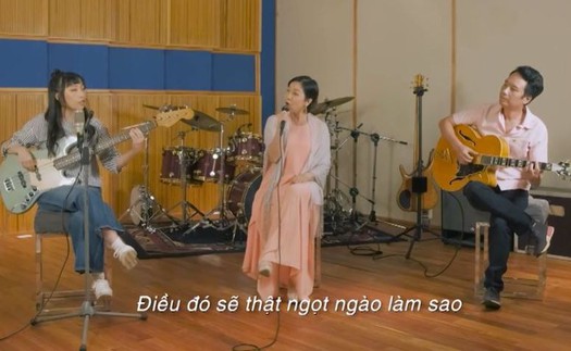 'Thần tượng đối thần tượng': Mỹ Anh đánh đàn bass, hát cùng bố mẹ tại nhà