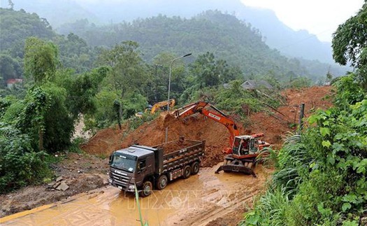 Hòa Bình: Sạt lở đất vùi lấp hoàn toàn ngôi nhà, một người tử vong