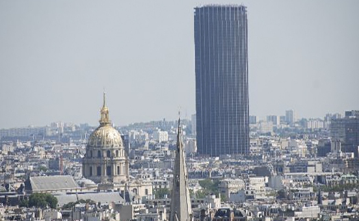 Pháp bắt giữ đối tượng leo lên tòa nhà Tour Montparnasse cao nhất Paris