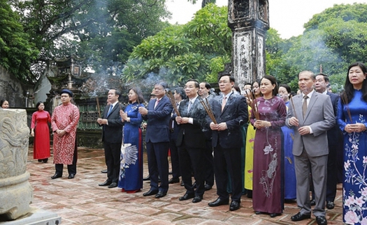 Lãnh đạo thành phố Hà Nội dâng hương Đức Thái Tổ Lý Công Uẩn và viếng Lăng Chủ tịch Hồ Chí Minh