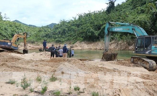 Vụ sạt lở Nhà máy Thủy điện Rào Trăng 3: Tìm thấy nhiều vật dụng cá nhân ở bãi bồi ngã ba Tam Dần