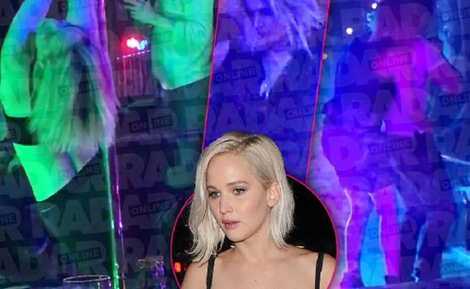 Video: Jennifer Lawrence 'quậy tưng' ở bar, cởi đồ vì say xỉn