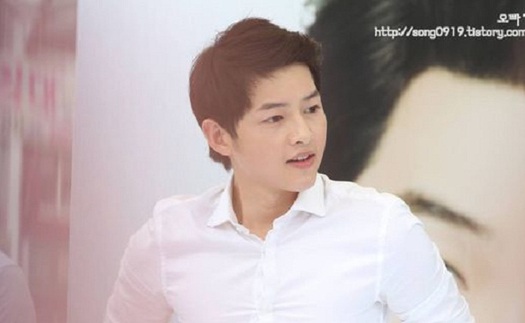 Song Joong Ki lịch lãm trên bìa tạp chí, trải lòng về chỉ trích nhắm vào 'Đảo địa ngục'