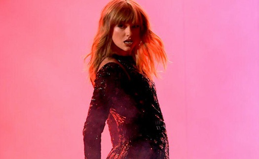 Taylor Swift mở màn AMAs 'siêu ngầu', giành luôn giải Nghệ sĩ của năm