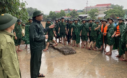 Khen thưởng chiến sỹ Công an giải cứu hơn 100 học sinh trong đêm mưa lũ