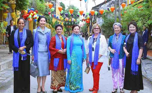 Các Phu nhân Trưởng đoàn APEC 2017 đi thăm Phố cổ Hội An