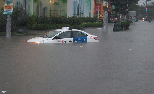 Thành phố Hồ Chí Minh nhiều nơi còn ngập nặng, cửa hàng sửa xe quá tải