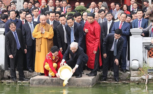 Tổng Bí thư, Chủ tịch nước Nguyễn Phú Trọng thực hiện nghi thức thả cá chép tiễn ông Táo