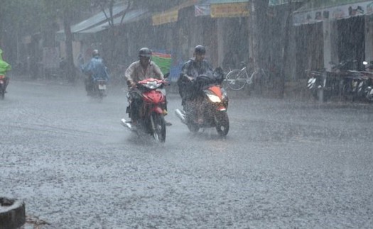 Dự báo thời tiết: Vùng áp thấp gây mưa lớn, dông mạnh trên Biển Đông và đất liền