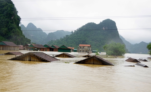 Bão, lũ và tình người