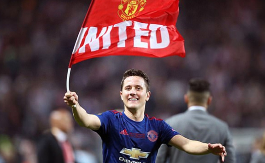 Ander Herrera bị chỉ trích vì tự ngã lăn đùng ra sân để 'câu' thẻ