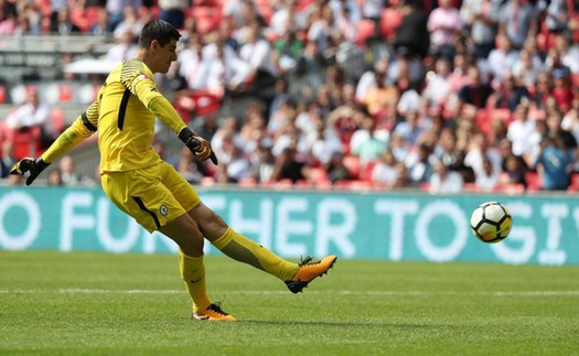 Courtois đá 11m như... phát bóng, Conte vẫn lên tiếng bảo vệ