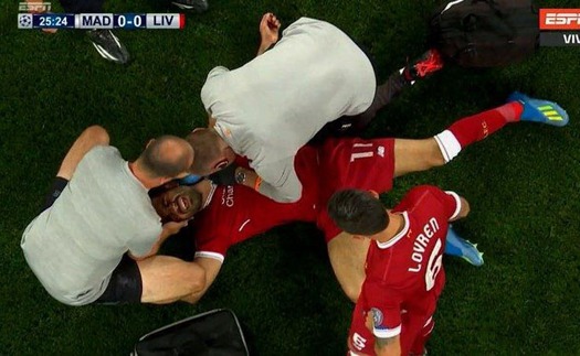 Salah bật khóc, rời sân sớm vì chấn thương sau cú khóa tay của Sergio Ramos