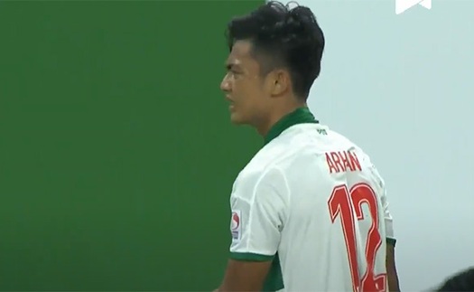 Cầu thủ Indonesia từng 'chém' Tuấn Anh lại tung cước như võ sĩ ở Bán kết AFF Cup