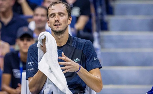 Medvedev thua Kyrgios ở vòng 4 Mỹ mở rộng, mất vị trí số 1 thế giới