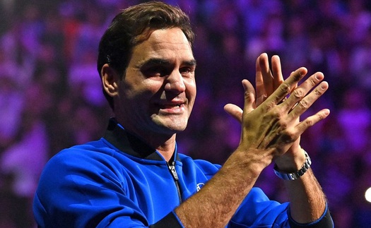 Roger Federer bật khóc sau trận đấu cuối cùng trong sự nghiệp