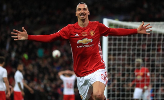 Ibrahimovic phẫu thuật thành công, Man United chuẩn bị gia hạn hợp đồng