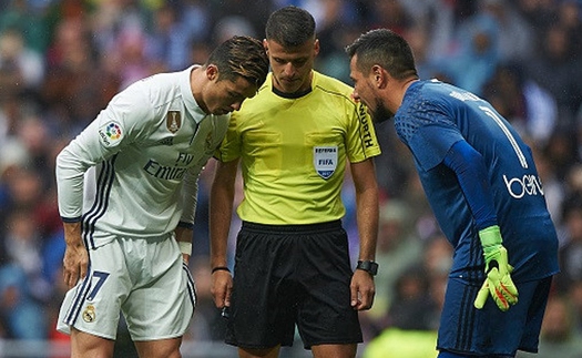 TIẾT LỘ: Ronaldo đã bị 'vua bắt phạt đền' Diego Alves chơi 'tâm lý chiến' như thế nào?