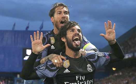 Isco bất ngờ hôn môi Sergio Ramos khi được trả lời phỏng vấn