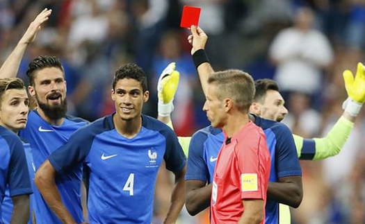 Varane bị đuổi vì công nghệ VAR, Pháp vẫn thắng Anh đầy kịch tính