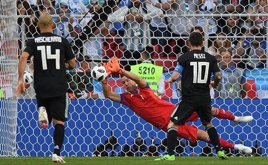 Ronaldo gọi bằng hat-trick, Messi đáp trả bằng... đá hỏng penalty, Argentina trả giá