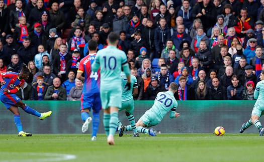 Palace 2-2 Arsenal; Burnley 0-4 Chelsea: Chelsea thăng hoa. Arsenal đứt mạch thắng liên tiếp