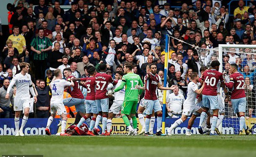 6 phút điên rồ ở hạng Nhất Anh: Ghi bàn thiếu fair-play, thẻ đỏ và bàn thua tự nguyện