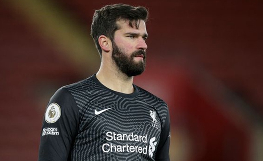 Alisson Becker nén đau mất bố, ở lại Anh thi đấu