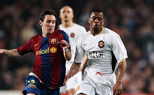 Evra chúc mừng Messi giành Quả bóng Vàng