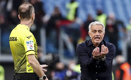 Mourinho: 'Đây là môn khác chứ không còn là bóng đá nữa'