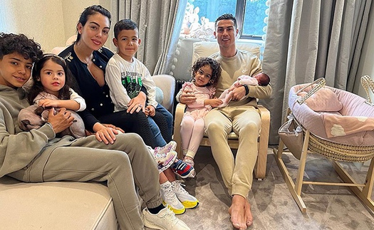 Ronaldo trở về nhà với con gái mới sinh