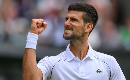 Djokovic ăn mừng kiểu lạ sau pha ghi điểm ngoạn mục ở Tứ kết Wimbledon