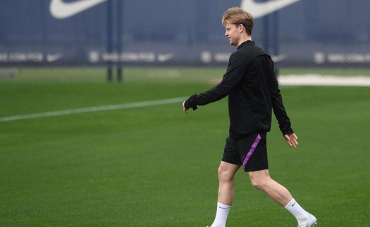 De Jong bị CĐV Barca sỉ nhục vì không chịu giảm lương