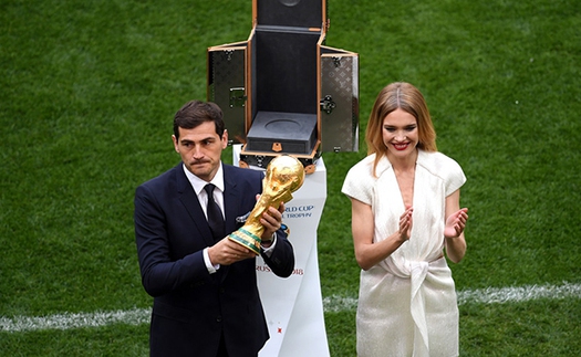 Phát sốt với 'bóng hồng' xinh đẹp bên cạnh Iker Casillas ở lễ khai mạc World Cup