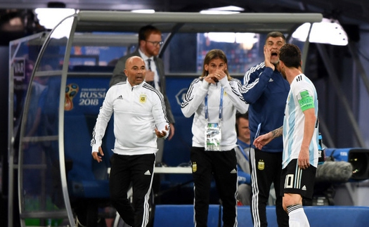 HLV Sampaoli phải 'xin phép' Messi để được thay Aguero vào sân