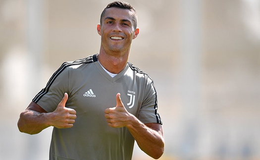 Ronaldo thể hiện kỹ năng siêu đẳng trong buổi tập đầu tiên cùng Juventus