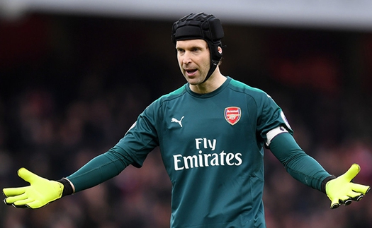 Cech phản ứng gay gắt sau khi bị Leverkusen 'troll' pha suýt đá phản lưới nhà