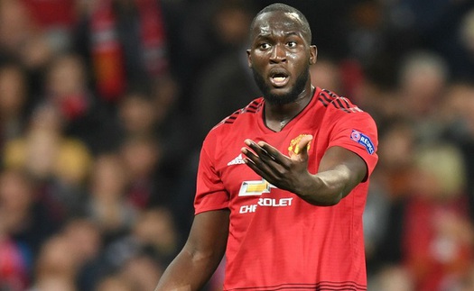 Fan M.U phẫn nộ và suy sụp trước những pha đỡ bóng siêu tệ của Lukaku