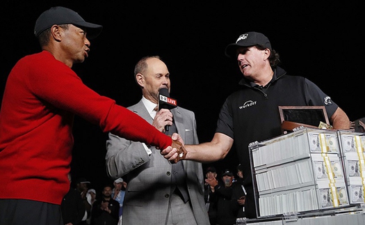 Tiger Woods bất ngờ thất bại trước Phil Mickelson trong trận golf 9 triệu USD