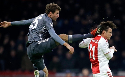 Thomas Mueller gây sốc khi bị đuổi sau cú bay đạp ngang đầu hậu vệ Ajax