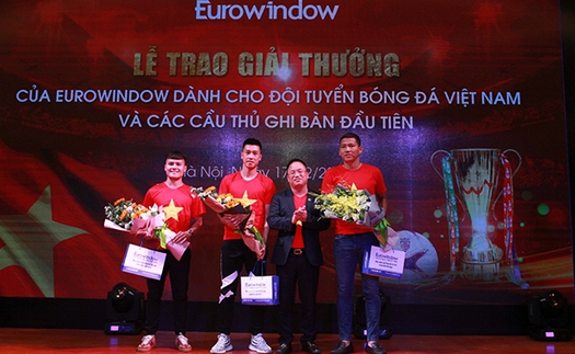 Người hùng Quang Hải, Huy Hùng, Anh Đức nhận tận tay phần thưởng từ Eurowindow