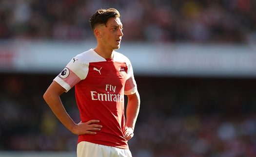 SỐC: Mesut Oezil kiếm tiền cực khủng dù chỉ dự bị ở Arsenal