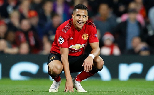 Nỗi xấu hổ mới cho Alexis Sanchez: Chấn thương vì va chạm với... trọng tài