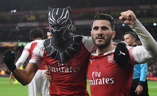 Vì sao Aubameyang nhận thẻ vàng khi hóa thành 'Black Panther' trong lúc ăn mừng?