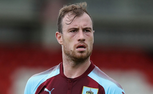 CĐV Liverpool hết mình cổ vũ Ashley Barnes, nhưng con của tiền đạo này là fan... Man City