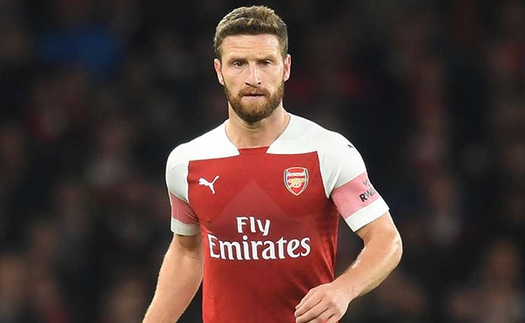 Mustafi gây sốt khi rê dắt như Messi rồi tạt bóng thảm họa khiến Aubameyang bật cười